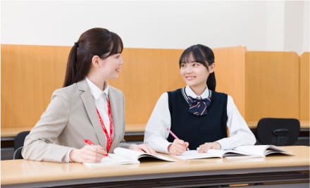 講師と生徒の個別指導の様子
