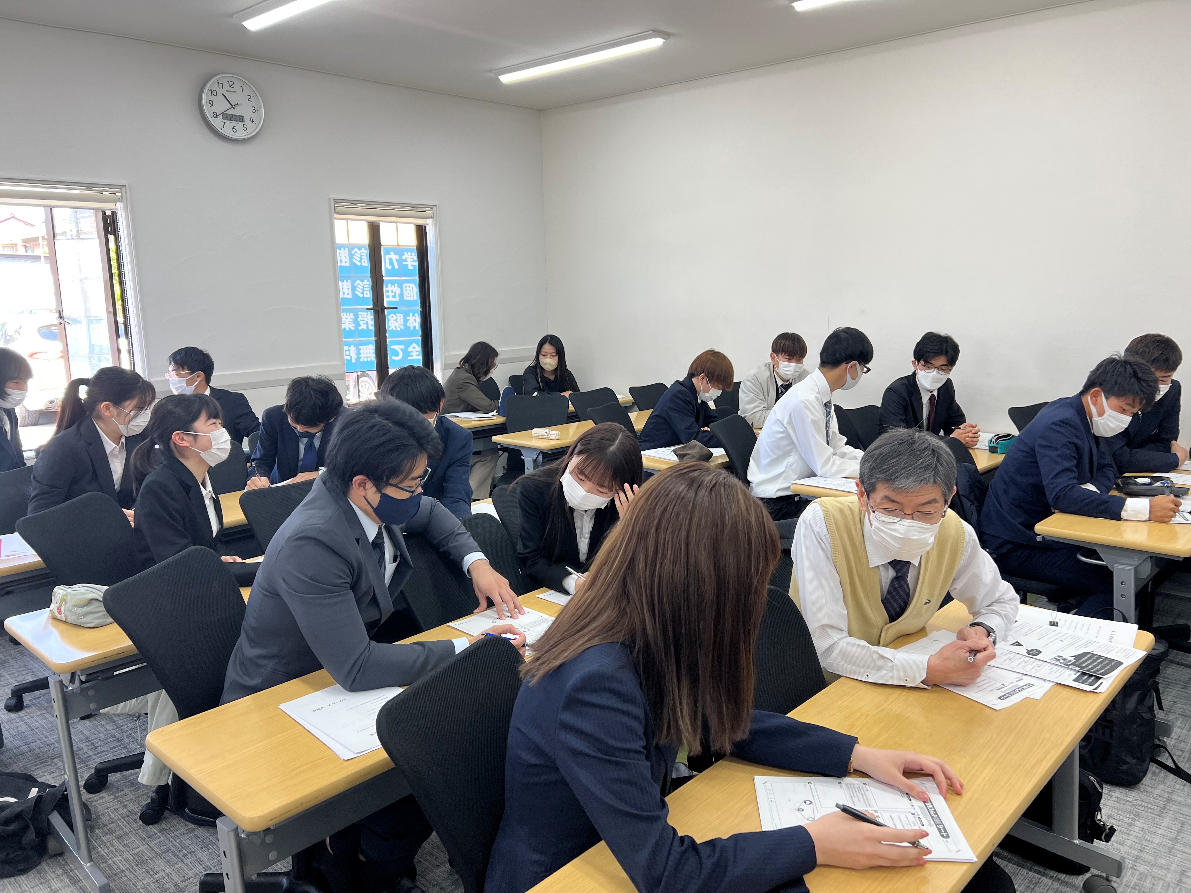 月１回の研修を行い先生達もプログラミングや入試の過去問を常に分析しています