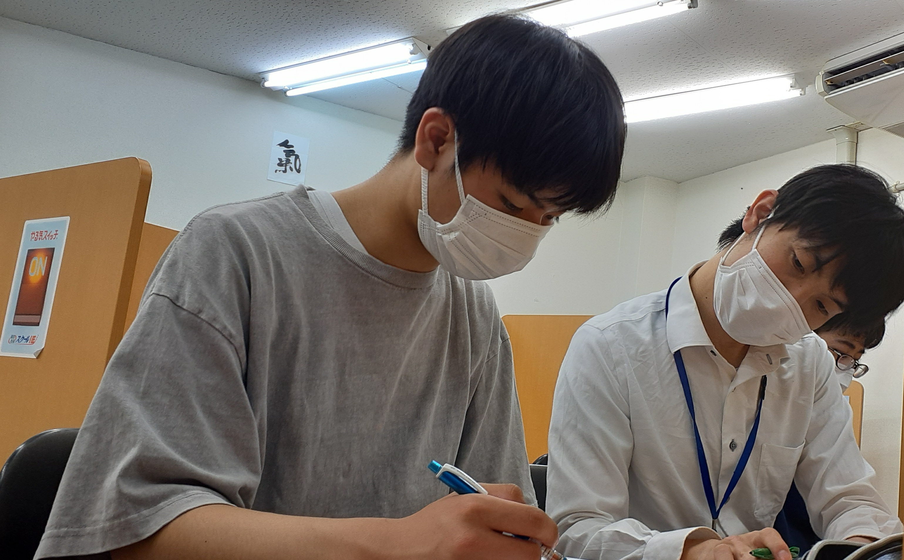 テスト前期間はテスト対策専任講師が自習生の対応をします。