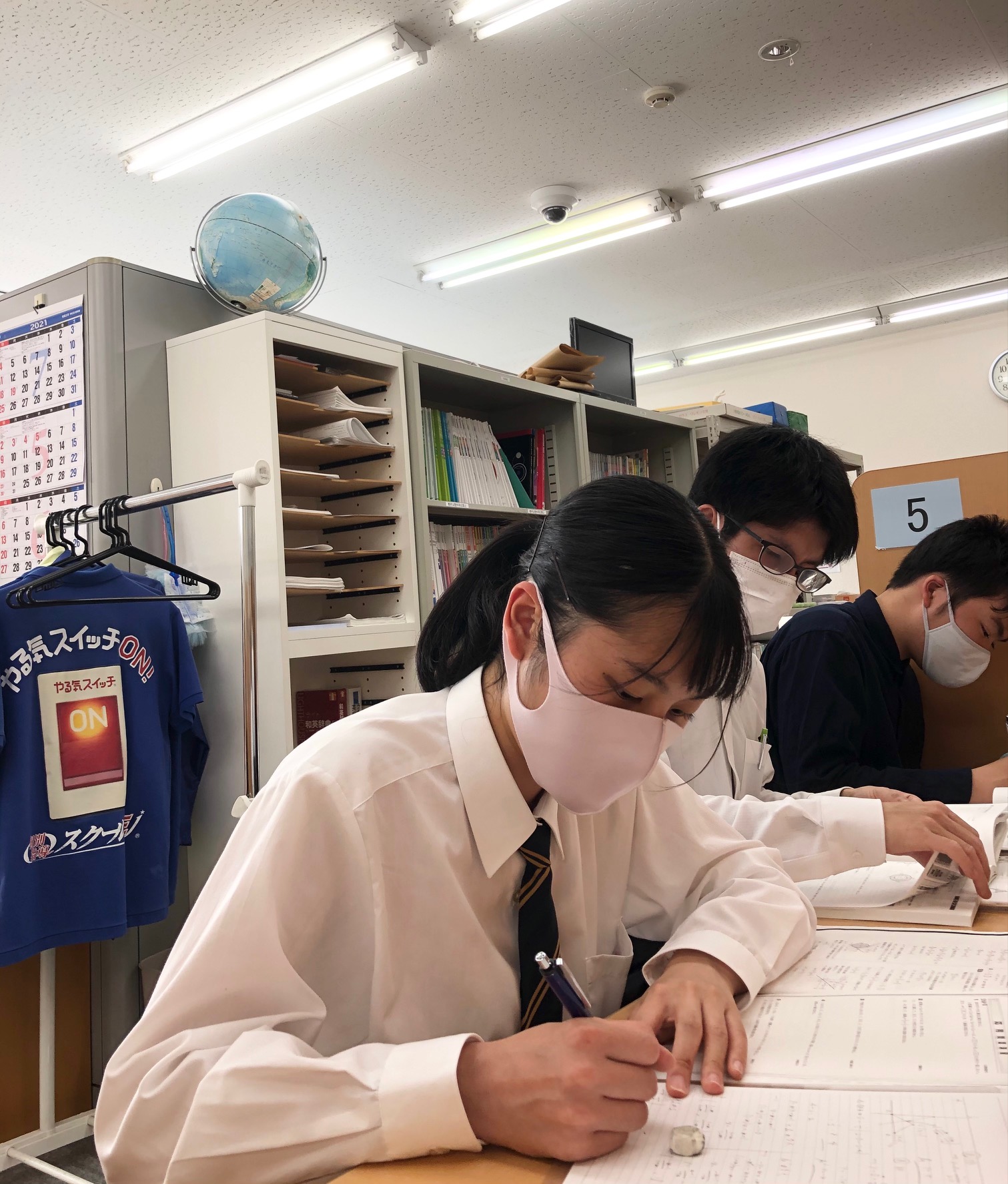 当塾では、単なる暗記ではなく、「理解するから覚えることができる」をモットーにしています。だから塾生達は文語的推論能力が鍛えられ、国語の成績が伸びてきます。
（小学校高学年までは意味の理解よりも記憶力の強化に重点を置きます。）