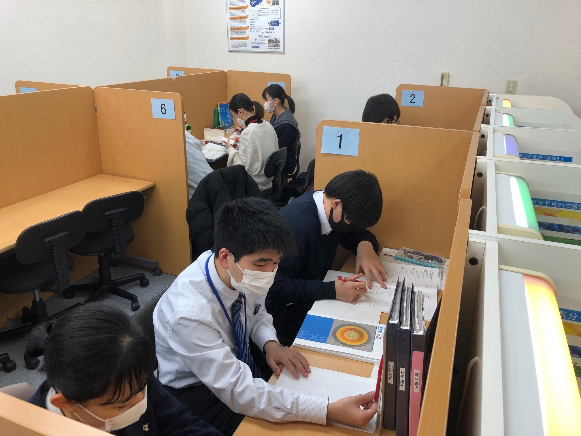 テスト前期間はテスト対策専任講師が自習生の対応をします。