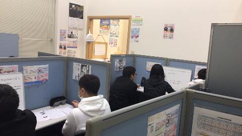 先生が隣にいるので、わからないところは解決するまで付き合います！