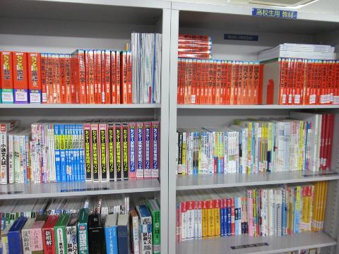 問題集や参考書の量は自慢の一つです！中学校の新課程準拠教材もしっかり対応しています。