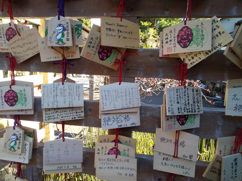 品川神社です。神様に向かったご利益ありそうな場所に掲げてきました。