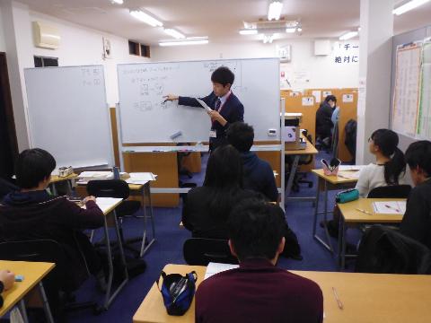 国語・理科・社会　小集団授業の風景です。
スクールIE半田乙川校では5教科対応しています！