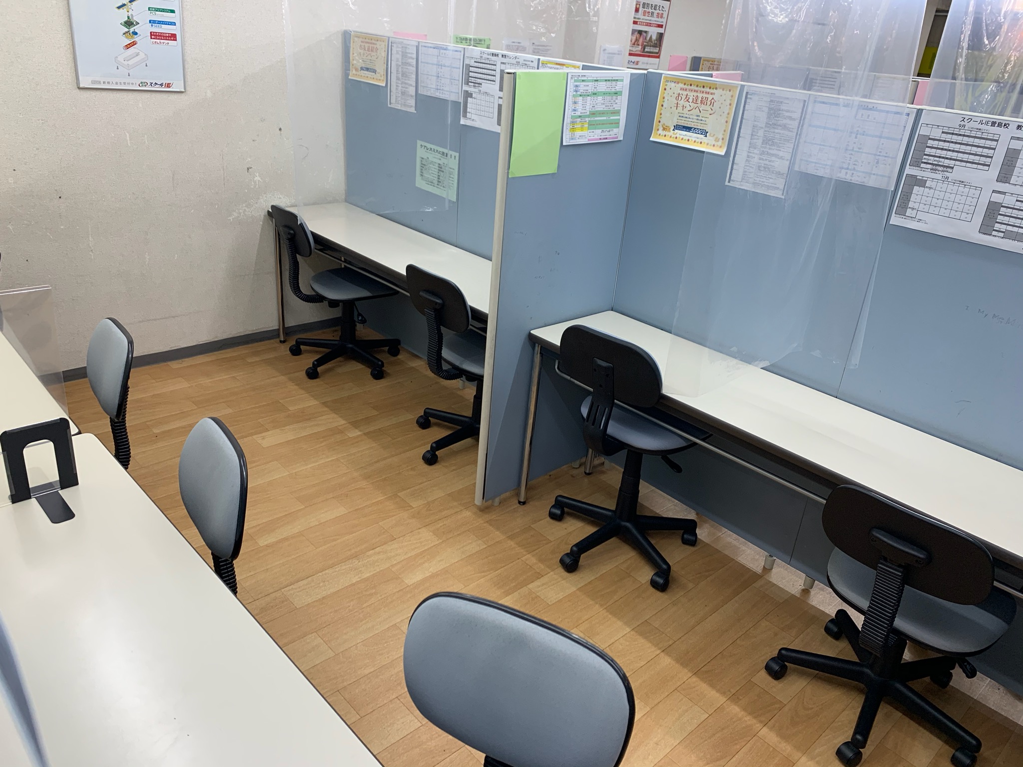 飛沫防止カーテンも設置しています
