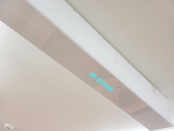 Ｂ-ZONEとは、殺菌灯・ファンを内蔵した装置にて 室内の空気を循環させながら除菌するUVC殺菌灯です。