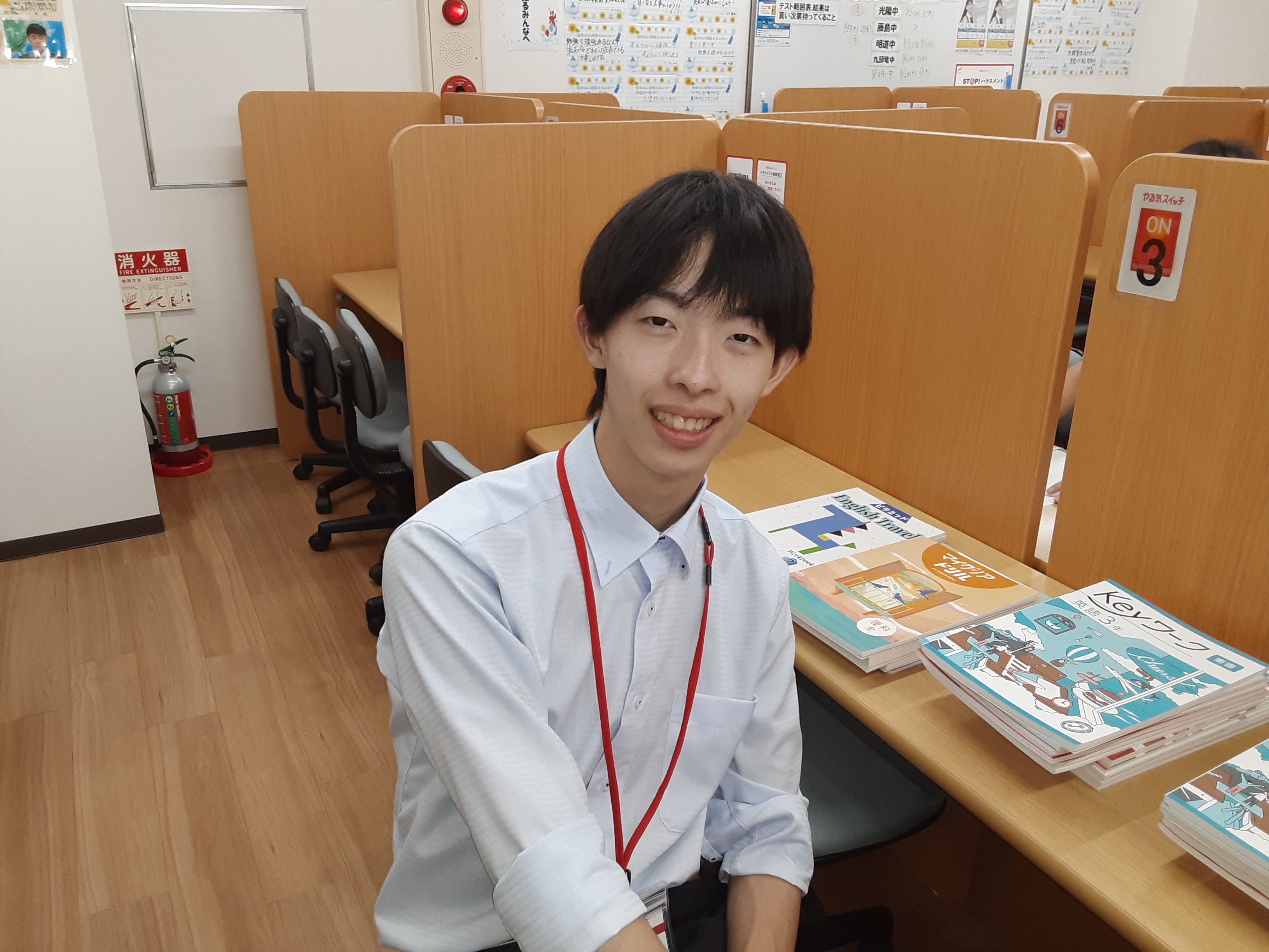 　　　　理系科目が得意な福島講師です。
　　　　体験授業でお待ちしております。