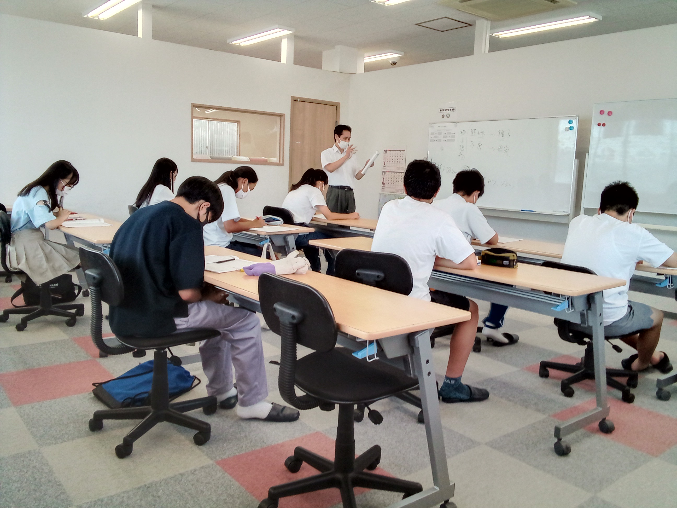 ポイントを押さえた授業をしています！画像は中学３年生の理科の集団授業です。