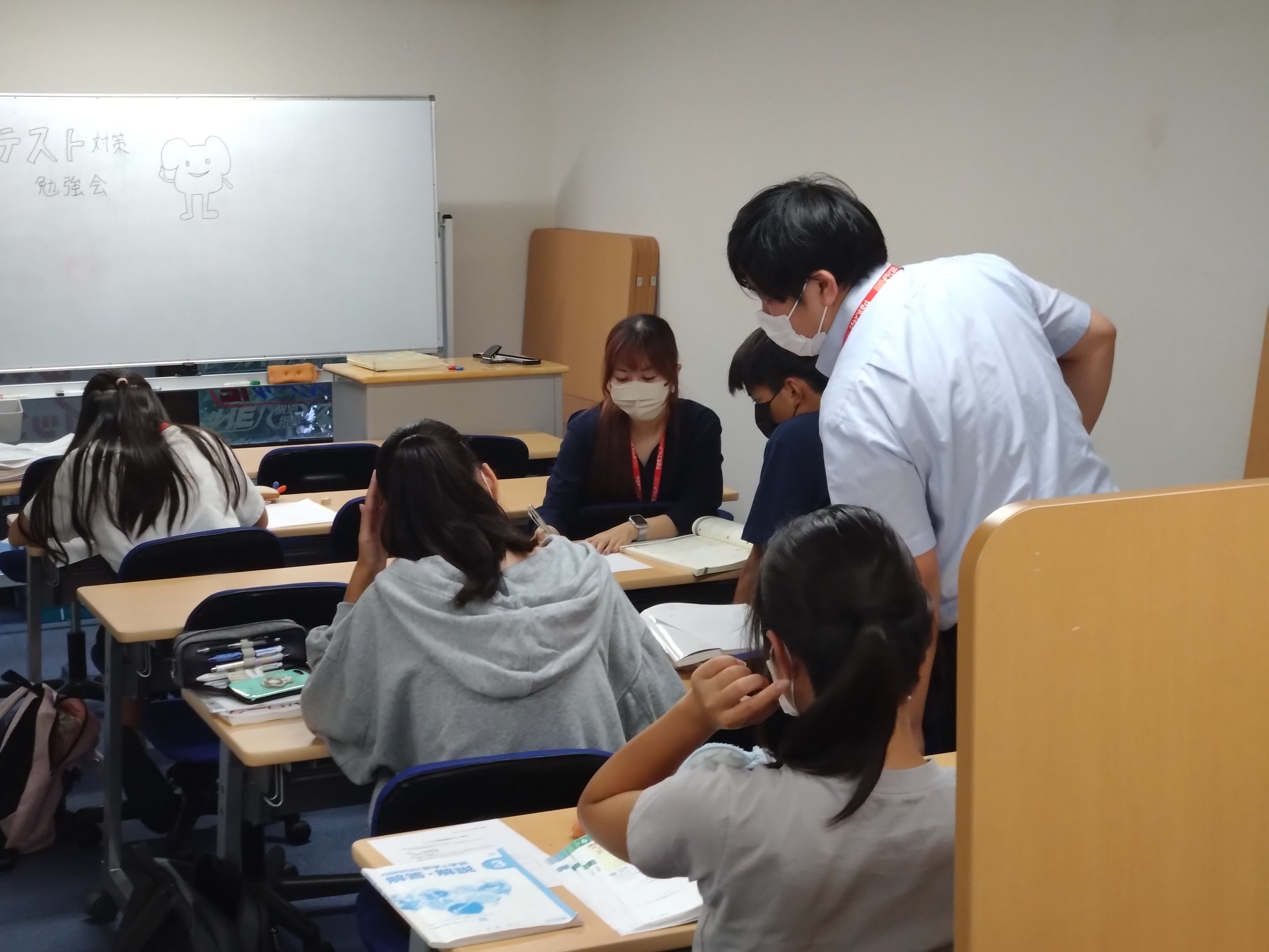 テスト前は土曜に勉強会もしています。