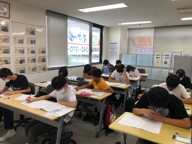 スクールIE稲城校の自習室は18人が一度に勉強できる広さです。そのほかに個別指導ブースにも自習スペースが10名分あります。