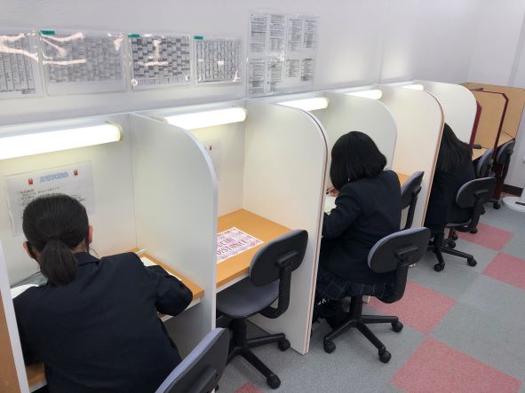 自習ブースは開校している時間は自由に利用可能です。