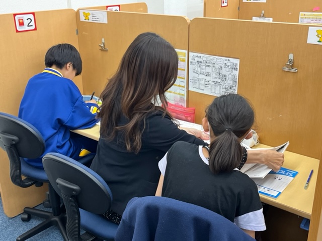 常に先生の目が届いた状態で勉強を進めていきます。
