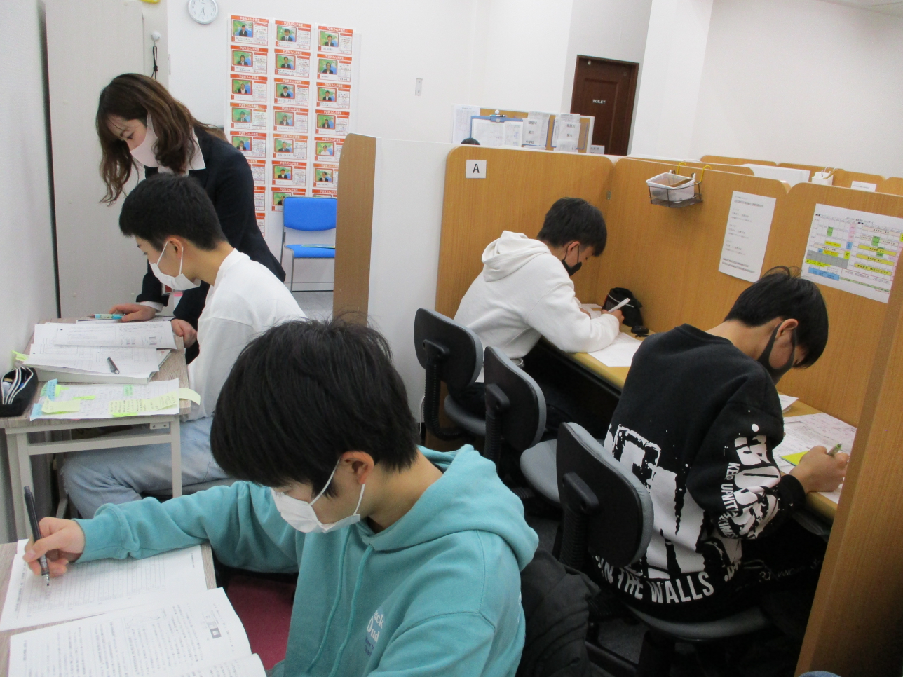 入試直前の勉強会での1コマ
わからない問題は講師に質問して解決できます！