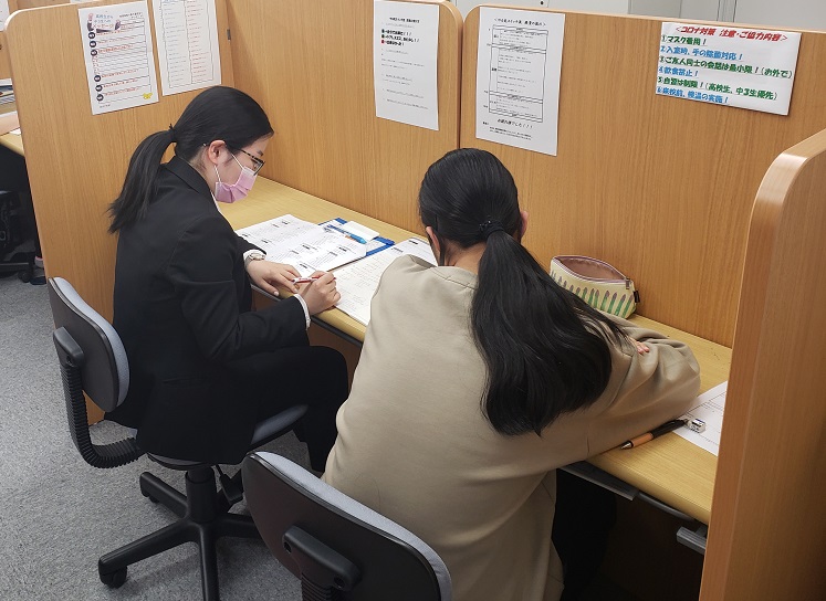 コロナ感染対策で、席の間隔を広くしております。