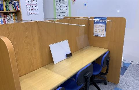授業ブースは生徒と講師の間をビニルシートで仕切り飛沫防止