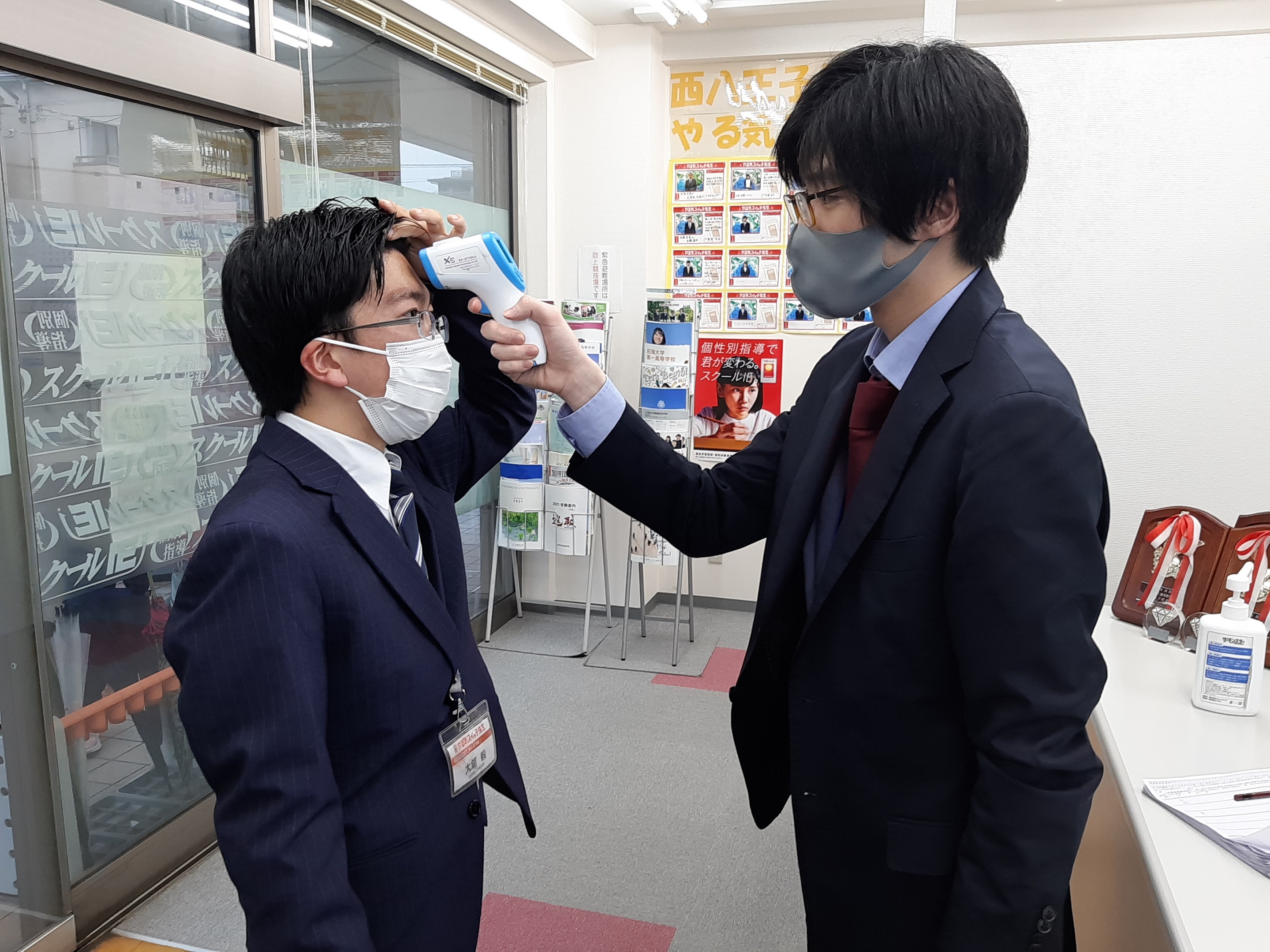 入室時の検温、手の消毒を徹底しております！