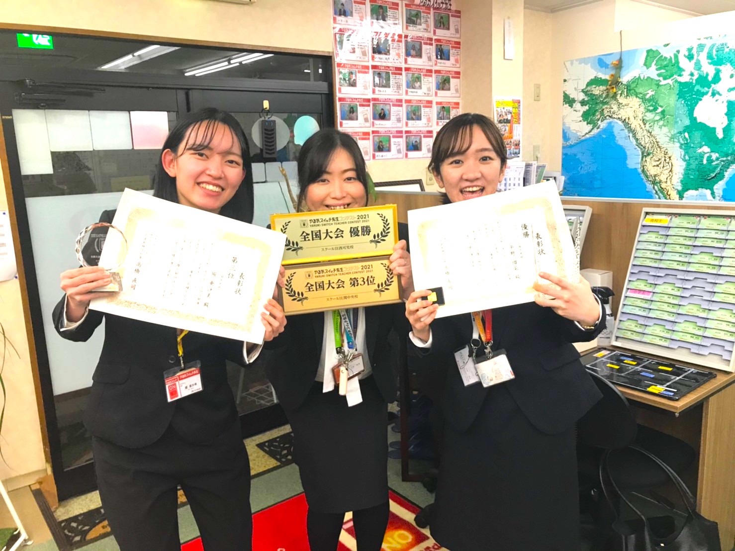 （左）３位のあさみ講師　（中）統括の中島　（右）優勝のるな講師