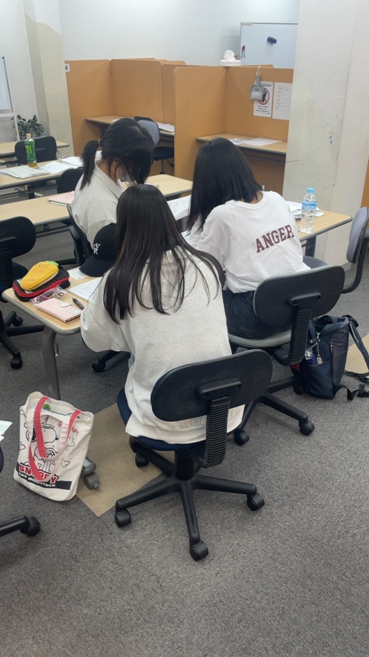 わからない箇所を生徒同士で教えあっている様子です。