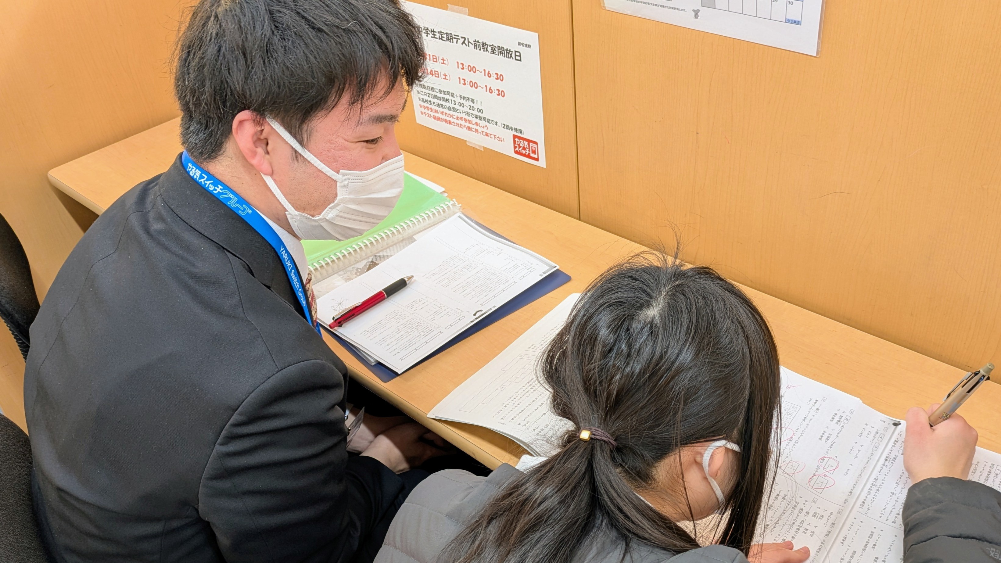 講師が隣で指導する形のため、解き方や書き順、途中式まで詳しくチェック可能です！