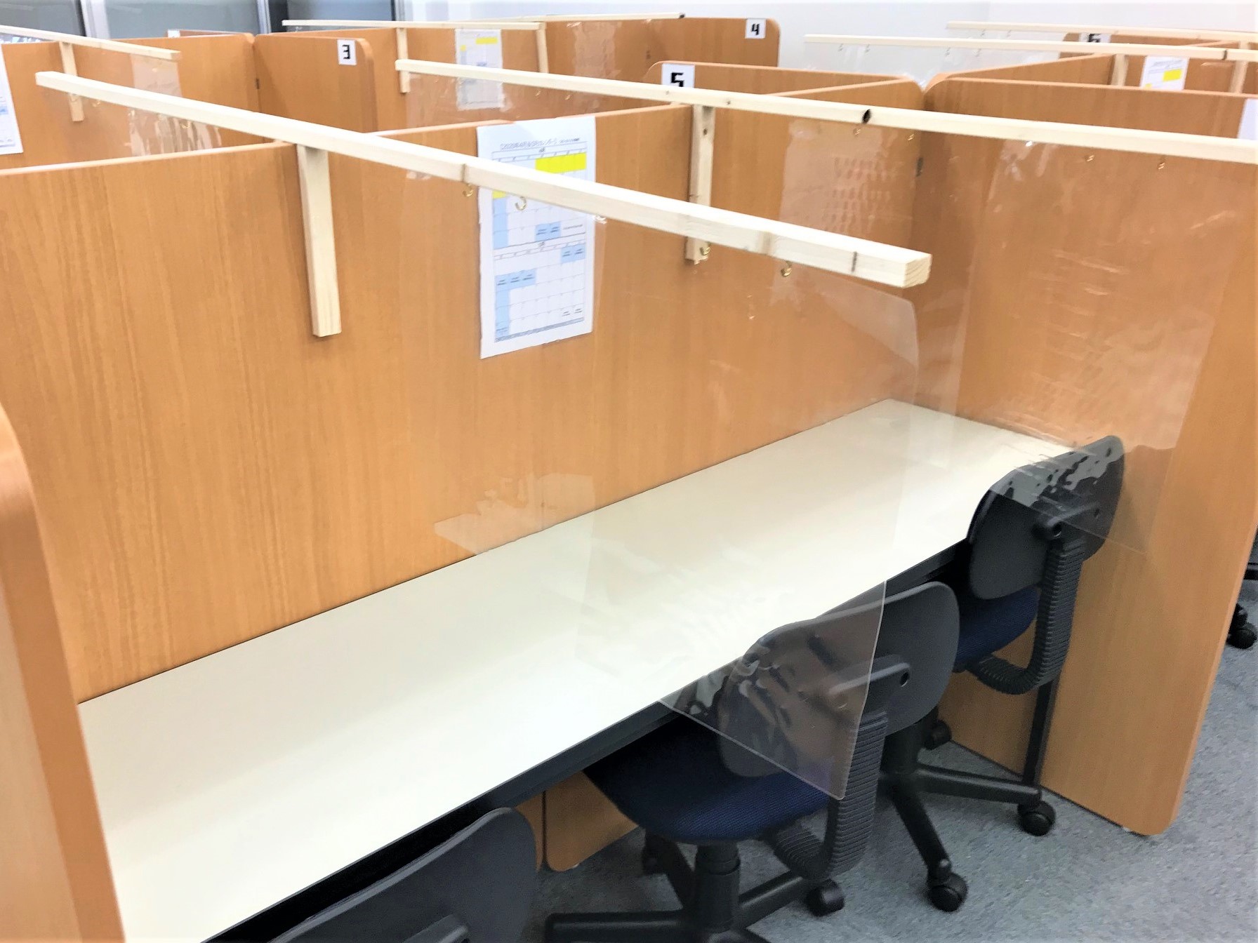 全てのブースに飛沫感染防止シートを設置しています。