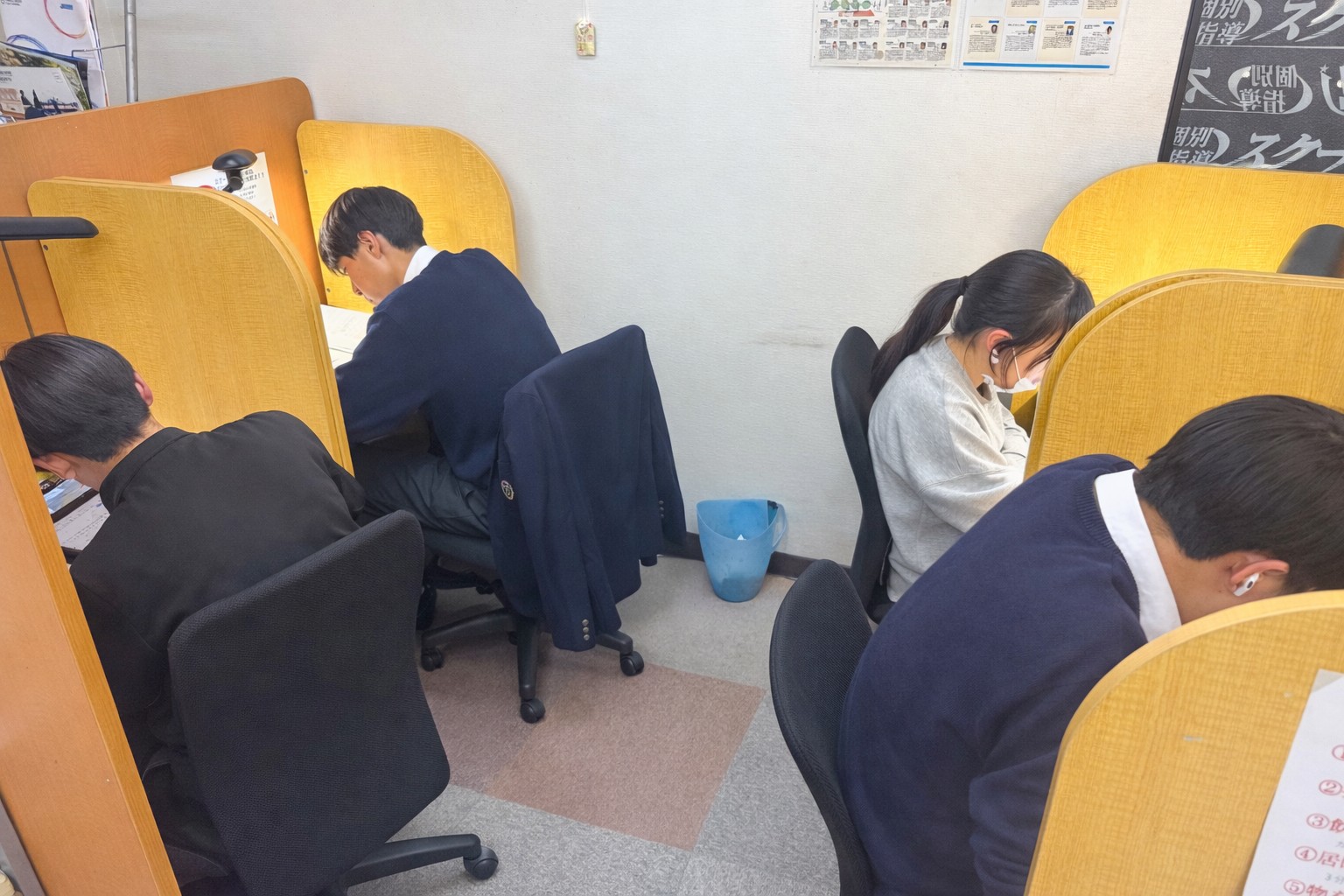 わからないものは室長や先生まで！
どの教科の質問でも大歓迎です！！