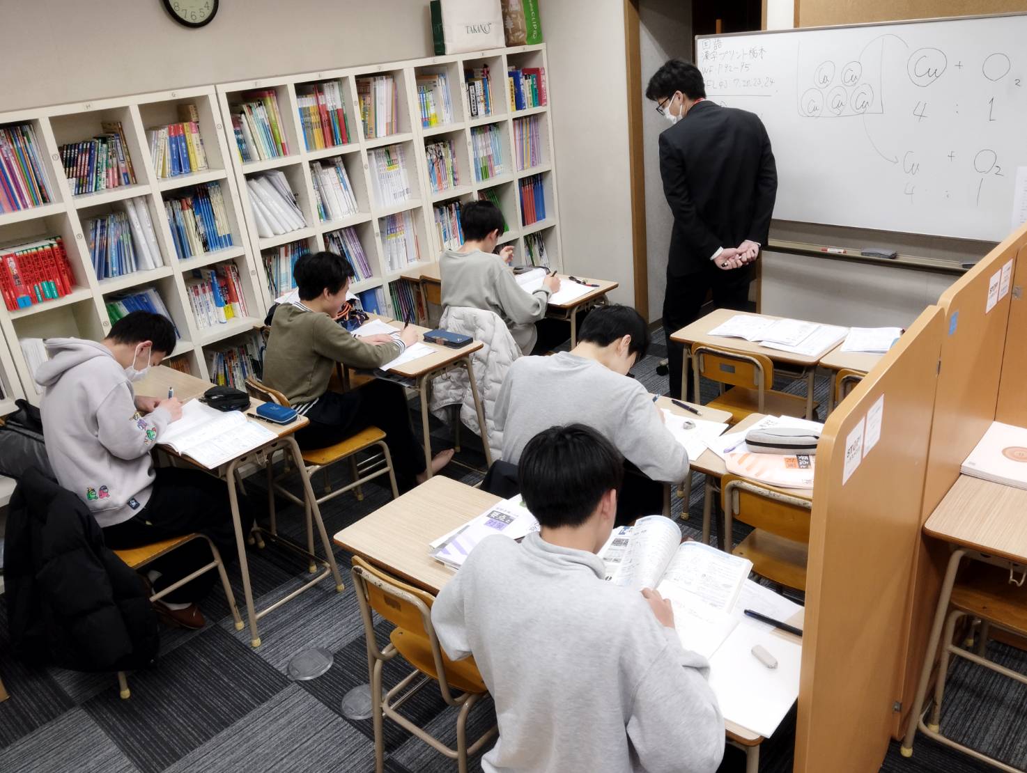 集団の演習中でも先生が見守ります！