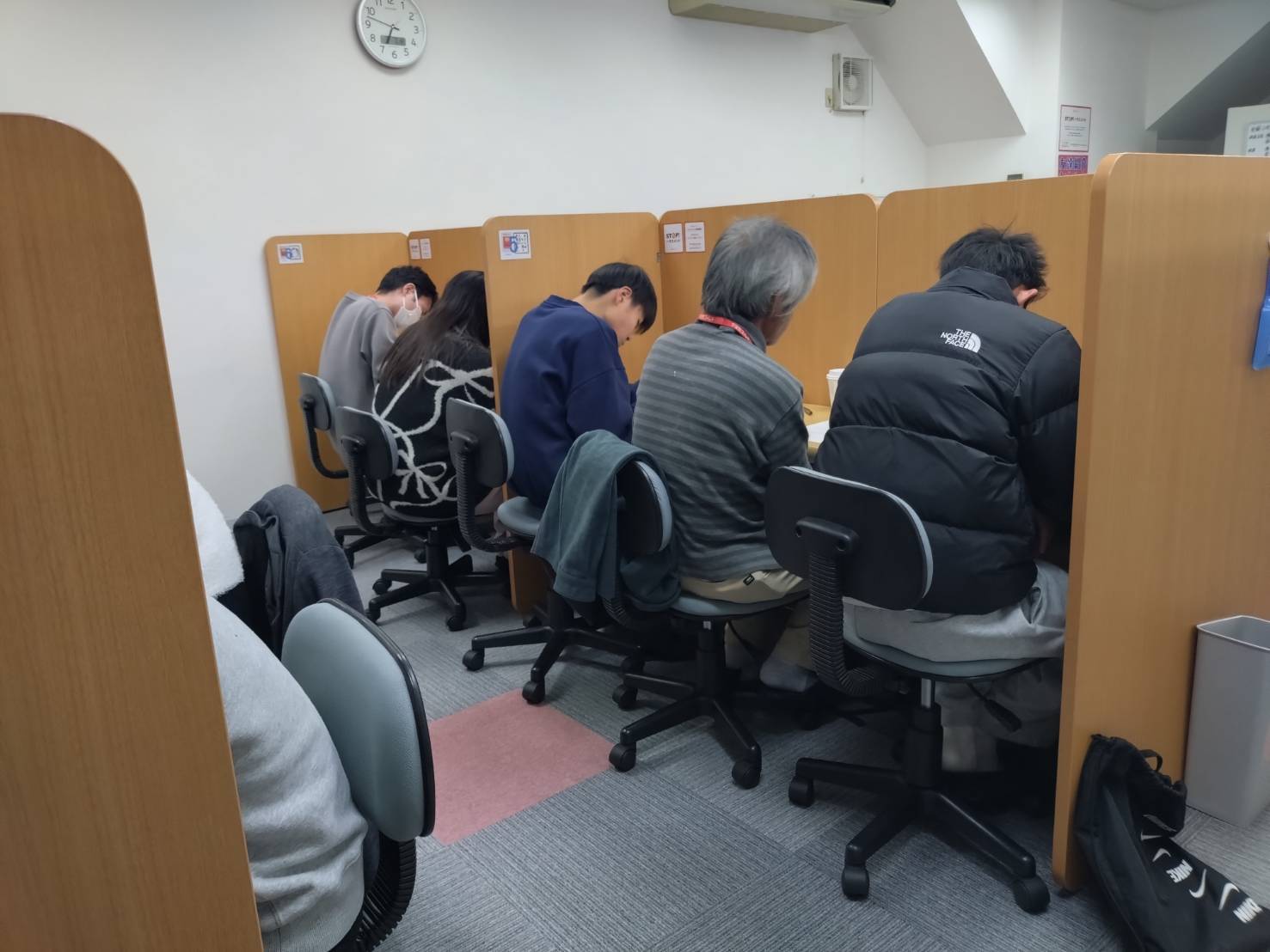 講師がずっと隣に座っているから質問がしやすい！
担任制なので講師が一人ひとりの性格を把握し、学力向上につなげやすい！