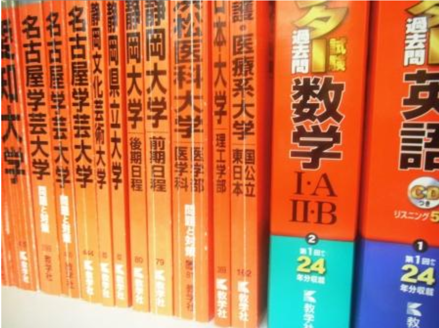 今年度は3名が目標の大学への合格を決めました！
小論文、面接対策もお任せください！